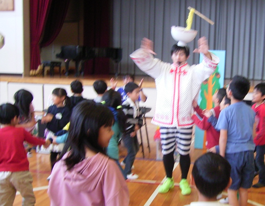 船迫児童館日記 子育て支援センター あきらちゃんとジャンプくんあそびうたコンサート